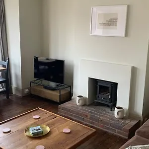 Lovely 4 Bedroom Home, Stones Throw From The Brighton